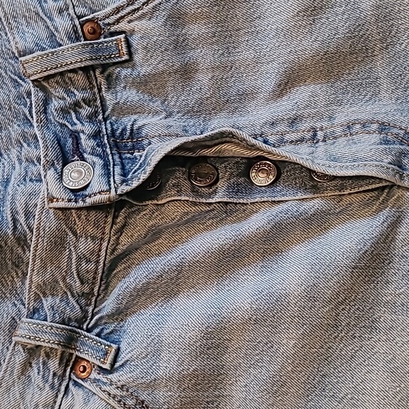 Levi's 501 Women's W32 Light Wash Button Fly Distressed Blue Jean Denim Shorts - Picture 5 of 16